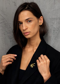 Gouden Cuff oorbel - Cuff Earrings on model