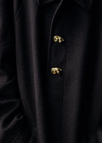 Button Lioness Brooch Gold - Gouden broche gebruikt als knopen