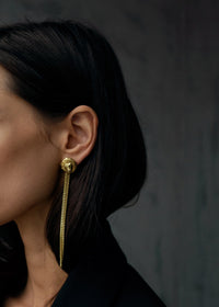 Lion Chain Earring Gold - Leeuwen Oorbel Goud - on model