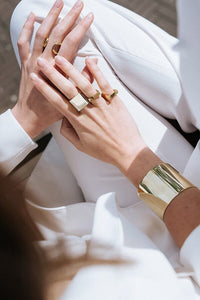 Square Ring Gold - Vierkante Ring Goud - Square Rings stacked wearing a white suit